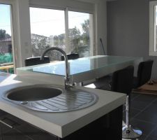 L'ilôt de cuisine et sa table suspendue soudée maison avec un plateau en verre acheté sur le bon coin 40 euro