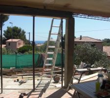 Ouverture des baies vitrées face à la mer