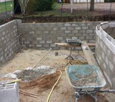 Descente de garage vue d'en haut... ma&ccedil;onnerie termin&eacute;e &agrave; 90%