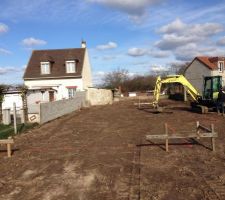 Mise en place des chaises et implantation de la maison termin&eacute;e. Vendredi 21/02/14 coulage des fondations.