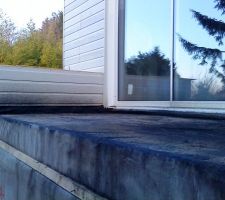 Ici autre exemple d'incomp&eacute;tence : ils ont pos&eacute; le  29/01/2010 une couche de goudron pour &eacute;tancher mais, comme annonc&eacute; &agrave; la m&eacute;t&eacute;o au journal de 12h, nous attendions une telp&ecirc;te pour la fin de l'apr&eacute;s midi et ce qui devait arriver arriva... la pluie a coul&eacute; sur le goudron le faisant ruisseller sur tout le bardage et l'habillage ext&eacute;rieur, avec des projections sur la baie vitr&eacute;e et les murs portes etc..... depuis ce jour, nous attendons toujours que cette &eacute;tanch&eacute;it&eacute; soit faite et donc l'eau s'infiltre dans la future cuisine et le placo absorbe absorbe.....
