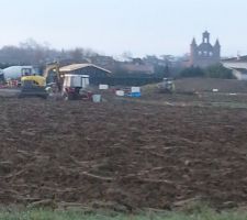 Ay&eacute;,  les terrains sont born&eacute;s.