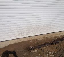 Ne me demandez pas comment ils ont fait mais ils ont réussi à crépir la porte de garage fraîchement posée.
Appel au constructeur qu'il se dem**** pour la faire nettoyer et vite car le goudron ça tient !