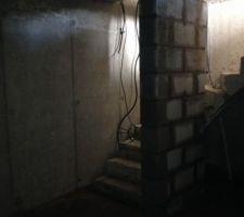 Voila le morceau de mur qui servira donc d'appuie pour la porte blindée du garage.