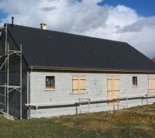 Echaffaudage coté droit et facade arriere posé ,en attente pose de l'enduit