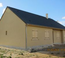 Vue maison avec enduit coté gauche et facade terminé