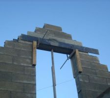 Réalisation du linteau de la chambre en façade de maison