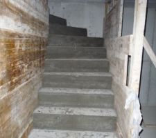 Escalier pour acc&egrave;s &agrave; la cave