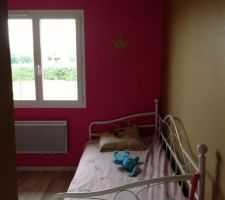 La chambre de mes 2 princesses ( eh oui finalement pour l'instant toutes les deux ensemble la chambre de la petite derniere s'est pour l'instant transforme en salle de jeux : avec 3 gosses c'est pas mal une seule piece ou s'eparpillent jouet dessin et soyons honnete pas mal de bazar