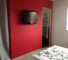 La suite parentale pas encore fini il reste a mettre la porte de la douche et les portes de placard mais je trouvais le rendu de la tele sympa donc voila