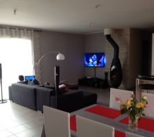 Le salon vue de l'espace salle a manger