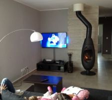 Vue du coin salon avec le poele a bois, les pierres de parement cela ne se voit pas trop sur les photos mais les murs sont en enduit aspect beton