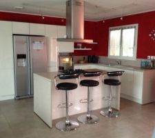La cuisine, les murs sont en enduit cirer rouge ca contraste vraiment bien avec le blanc laqué des facades nous sommes tres satisfaits du rendu