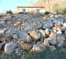 Bloc de roche laisser sur la planche du bas