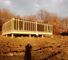 Extérieur coté sud   pare pluie.
Ont voie les emplacements des futur fenêtres,cuisine à droite, chambre enfants à gauche au milieu baie coulissante.