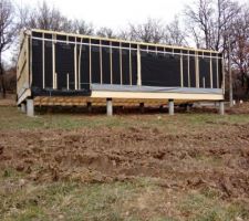 Extérieur coté sud   pare pluie.
Ont voie les emplacements des futur fenêtres,cuisine à droite, chambre enfants à gauche au milieu baie coulissante.