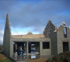 A peine les pointes des pignons montés, la charpente est livrée le lendemain avec début de montage - Vue depuis le jardin