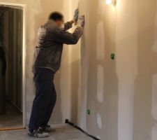 Pon&ccedil;age murs et plafonds des bandes d'enduit avant peinture de sous-couches.