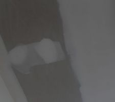 Pon&ccedil;age de l\'enduit sur les bandes de placo murs et plafonds.