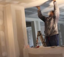 Ponçage murs et Plafonds avant sous couche.