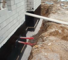 Pose du drainage terminé de ce côté.
On recouvrira tout avec de la terre