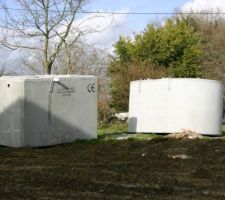 Livraison de la fosse septique et la cuve de récupération d\'eau