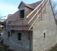 A gauche de la lucarne, il devrait y avoir un velux...