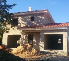 Les tuiles ont &eacute;t&eacute; pos&eacute;es cette semaine.

Ce sont des mazarron rouges antiques.