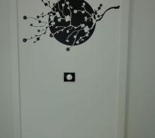 Stickers \"branche de cerisier\" qui apporte un peu de deco au palier de l\'etage