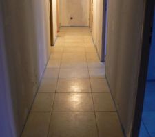 The couloir enfin d&eacute;gag&eacute; ; manque juste 2 carreaux pour le placard sous l'escalier