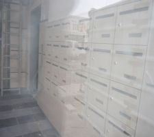 Porte d'entrée principale - RUE GAMBATTA
Boites aux lettres installées