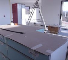 Ilot central cuisine. Les facades encore prot&eacute;g&eacute;es par filet bleu de s&eacute;curit&eacute;