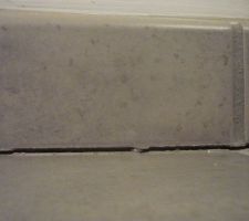 Nous avons constaté que les plintes de tout le salon voila le joint n'est même plus existant ... nous avons une fissure dun demi centimètre entre notre sol et nos plintes de carrelage..
1er appel au constructeur on nous répond que c'est normal ...


Je pense faire constaté car en peu de temps la fissure commence a augmenter