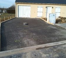 Voici nos places de jour, le béton désactivé va être coulé rapidement