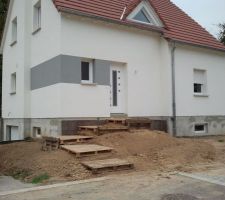 Vu devant la maison. Il va falloir faire faire un escalier!