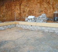 Le mur de fondations est monté, la dalle bois va bientôt être faite