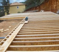 La dalle bois est en train d'&ecirc;tre mont&eacute;e