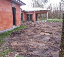 Décaisse l'emplacement de la futur terrasse   piscine (ça montait assez haut à cette endroit)