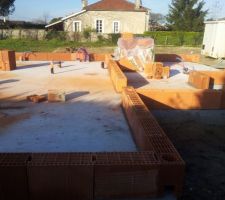 Premier rang de briques alvéolées posées tout autour de la maison et sur les murs porteurs - côté coin séjour, cellier, entrée et garage à vélo