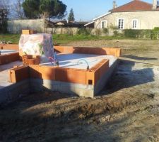 Premier rang de briques alvéolées posées tout autour de la maison et sur les murs porteurs - côté porche, entrée et garage à vélo