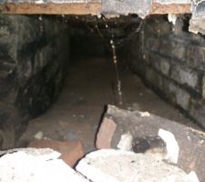 Surprise encore, deux murs en briques perpendiculaire!!