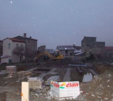 La veille au matin décapage, Puis l'après-midi et le lendemain forage des pieux à la tarière puis coulage des pieux.