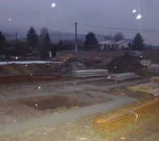 Les pieux sont coulés, et une assise est crée pour la réalisation des longrines.
Tout le matérieul est déja sur place pour le plancher. Le terrasier ma même fait un trou de 2m*2m sur 1m de haut pour la "cave"
