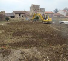 On peut apercevoir l'implantation des pieux (croix orange) et des longrines (trait jaune)