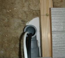 Détail du passage des cables video/RJ45 à travers le lambris pour le videoprojecteur.
Après recoupe le coude vient à ras du lambris coté interieur.