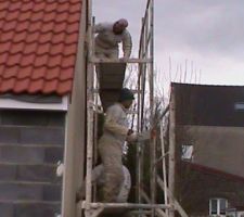 Les enduiseurs ont commenc&eacute; par l'arri&egrave;re de la maison et le pignon droit de la maison