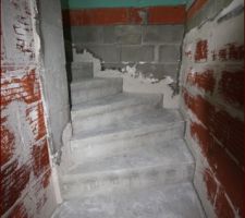 Escalier !

pas comme on veut mais il est fait !