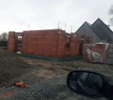 Les murs ont commenc&eacute;s &agrave; monter juste avant le 1er de l'an.