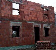 Les murs de l'&eacute;tage montent.