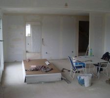 Le séjour avec vue dans la cuisine et le hall d'entrée